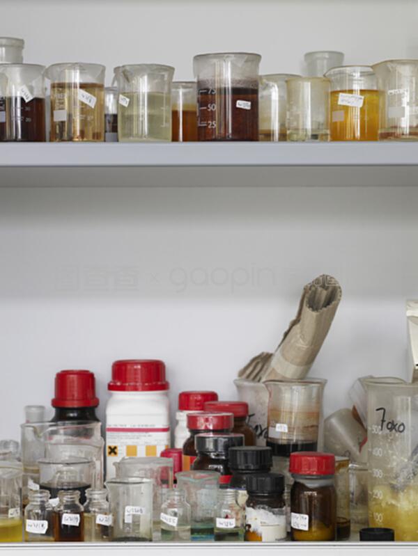 实验室货架上展示的带有液体的科学工具